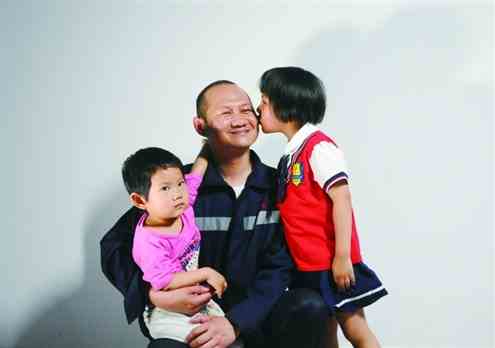 贾韬烈，39岁，河南郑州，项目经理，大女儿6岁小女儿2岁半，女儿祝爸爸父亲节快乐永远爱爸爸。